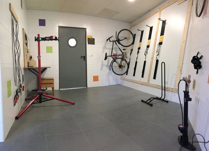 Bizikletak gordetzeko gunea Abaraxka Azkoitia Hostelean