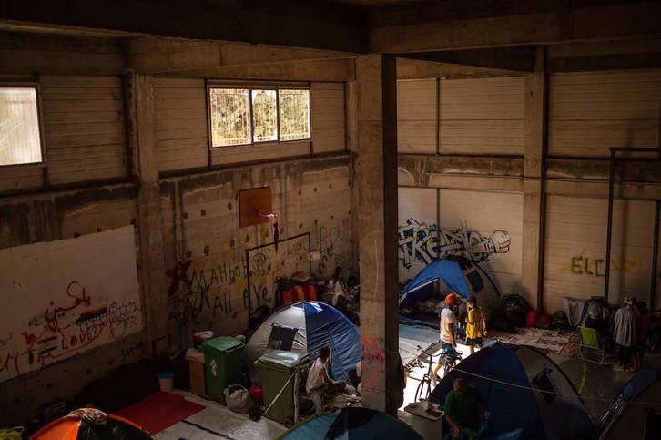 Morian zeuden errefuxiatuek ahal duten tokian hartu dute aterpe. (Angelos TZORTZINIS/AFP)