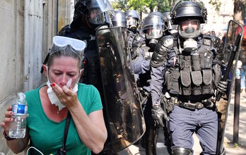 Una manifestante alivia con agua los efectos del gas lacrimógeno, el sábado, en París. (Alain JOCARD /AFP)