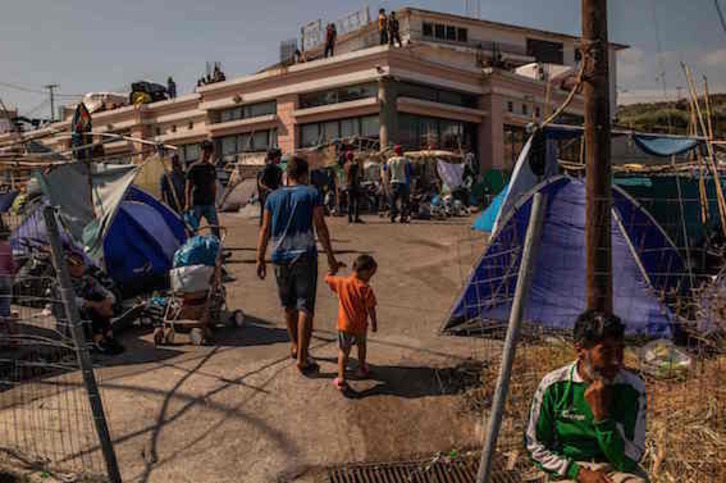 Migrantes y refugiados en Lesbos. (Angelos TZORTZINIS/AFP) 