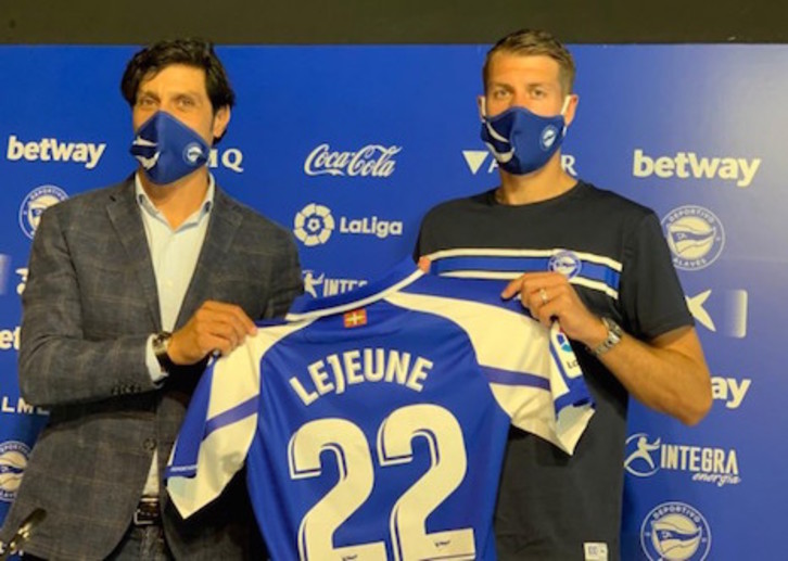 Florian Lejeune se postula para ocupar uno de los tres centrales con los que juega Machín. (ALAVÉS)