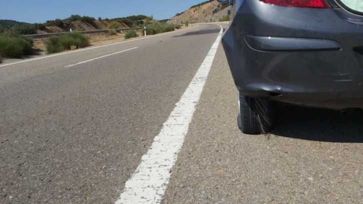 Alberto Viedma Morillaren lagunaren kotxeari gurpila lehertu zitzaion. (@EtxeratElkartea)