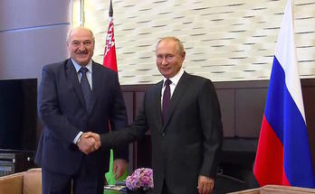 Alexander Lukashenko estrecha la mano de Vladimir Putin. (@KremlinRussia)