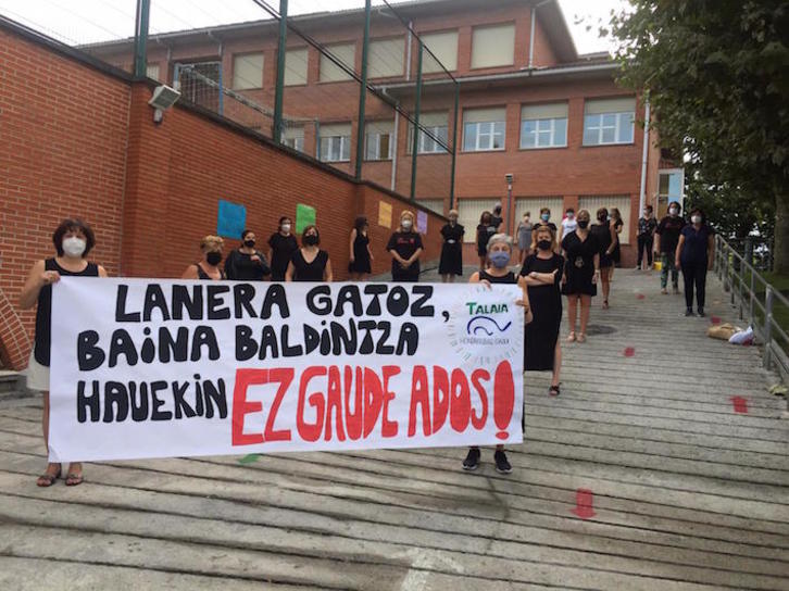 Talaia Hondarribia Eskolako irakasleek gaur goizean ikastetxean egindako kontzentrazioa. (TALAIA HONDARRIBIKO ESKOLA)