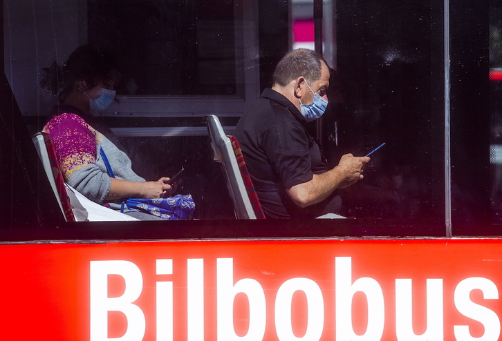 Viajeros con mascarilla en un autobús de Bilbo. (Luis JAUREGIALTZO/FOKU)