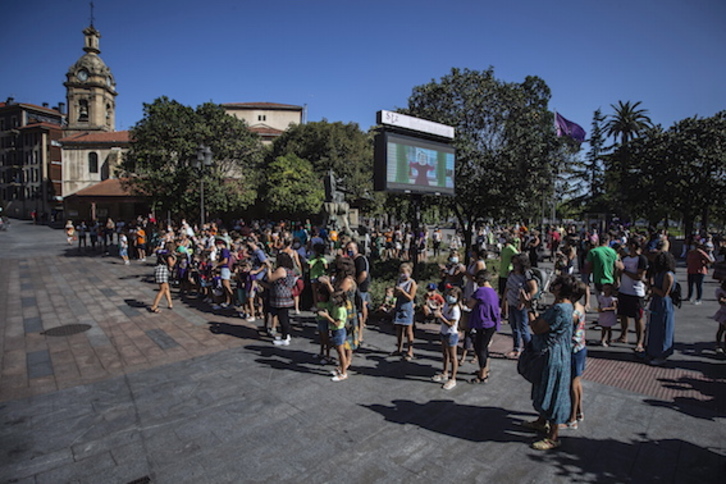 Elkarretaratzea Santurtziko erdigunean. (Aritz LOIOLA/FOKU)