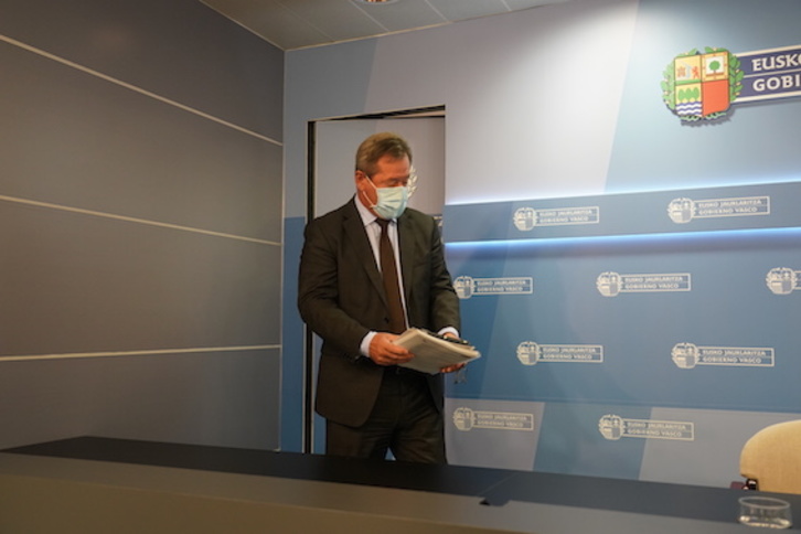 El nuevo portavoz del Gobierno, Bingen Zupiria, al llegar a la rueda de prensa. (IREKIA)