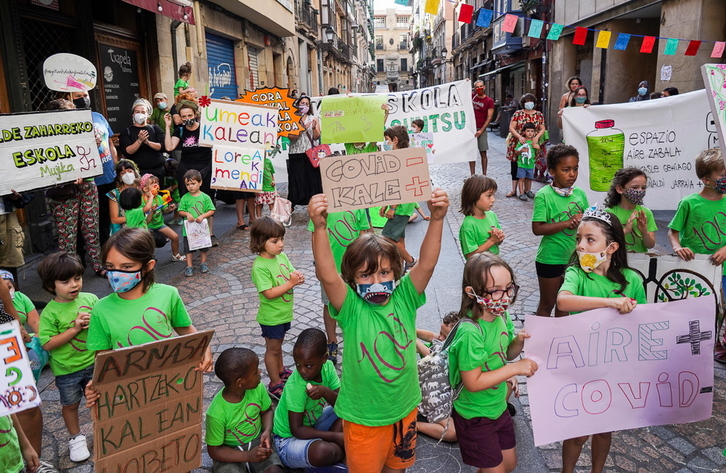 Protesta de los alumnos de Mujika reclamando aire libre. (Marisol RAMÍREZ/FOKU)