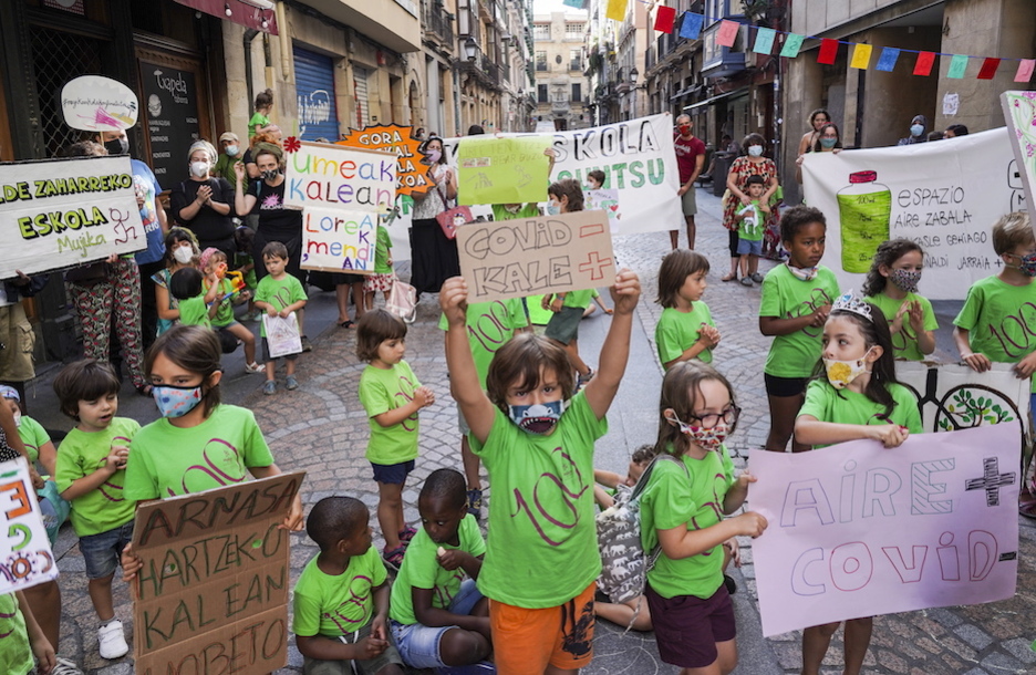 Un grupo de niños y niñas con carteles en Bilbo. (Marisol RAMÍREZ / FOKU) 