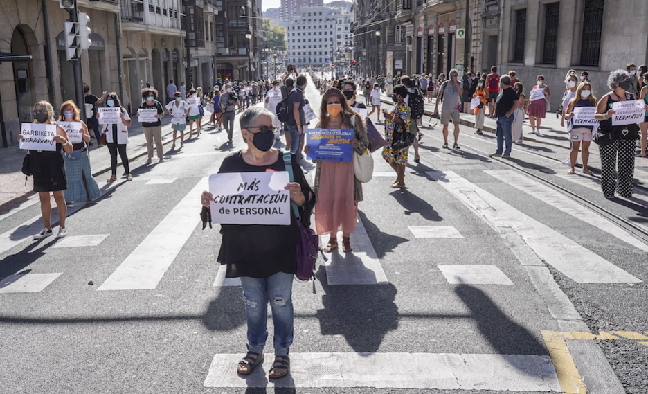 Las manifestantes han marchado en filas por las calles de Bilbo. (Marisol RAMÍREZ / FOKU)