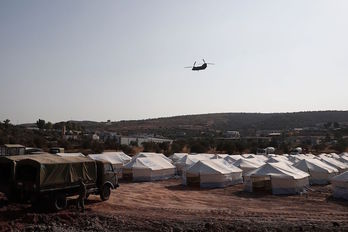Un helicóptero sobrevuela el nuevo campamento, bautizado como Kara Tepe. (DIMITRIS TOSIDIS / AFP)