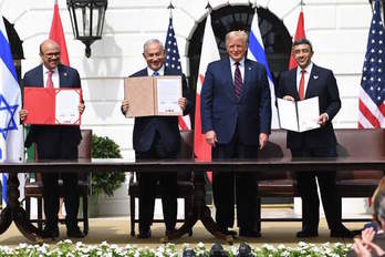 Netanyahu y los ministros barheini y emiratí muestran los acuerdos firmados junto a Trump. (Saul LOEB/AFP)