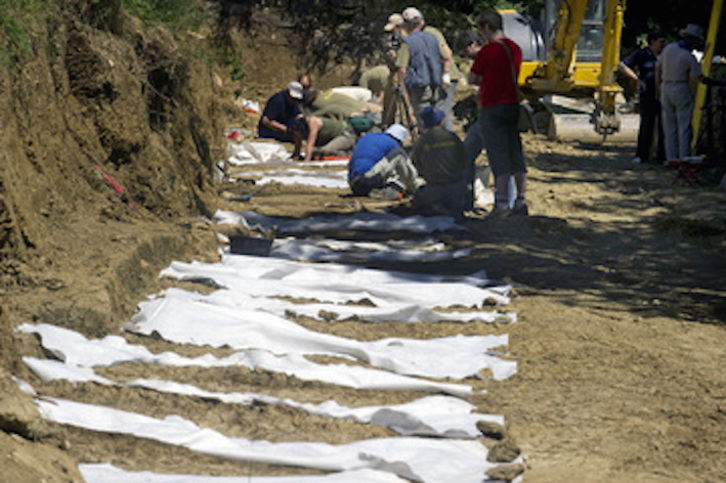 Exhumación de fosas en el monte Ezkaba. (Iñigo URIZ/FOKU)