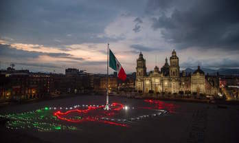 La Plaza del Zócalo, inusualmente vacía durante el Grito de Independencia. (Claudio CRUZ/AFP)
