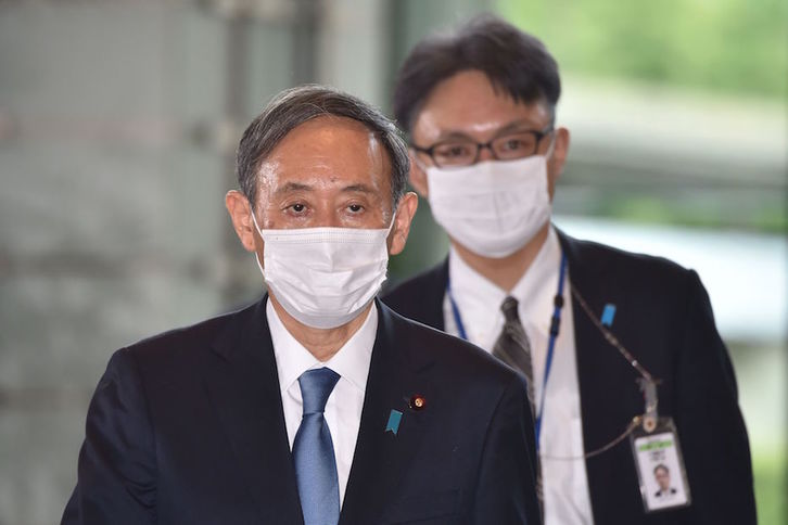 El nuevo primer ministro japonés, Yoshihide Suga, en primer plano. (Kazuhiro NOGI/AFP)
