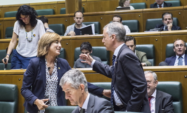 Urkullu felicita a Uriarte tras la aprobación de la ley de FP en el Parlamento. (Marisol RAMÍREZ/FOKU)