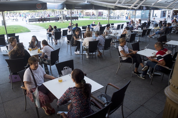 Personas tomando una consumición en las terrazas de la plaza del Castillo de Iruñea. (Iñigo URIZ/FOKU)