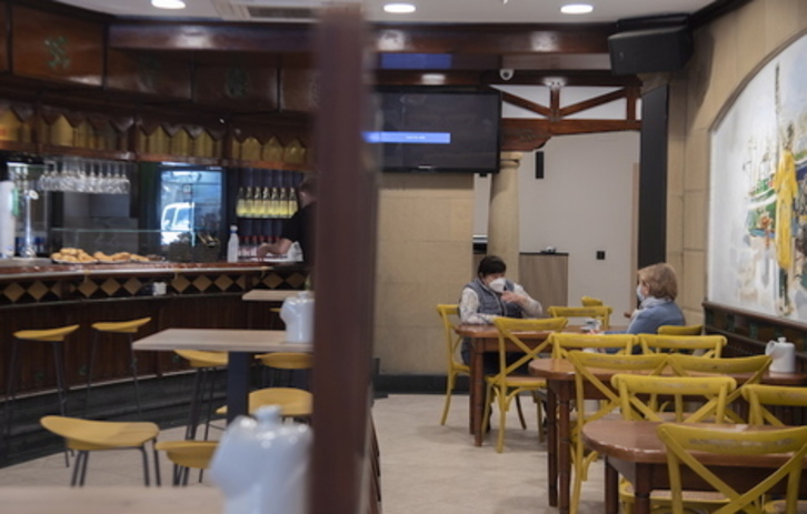 La reapertura de interiores de la hostelería en Nafarroa podría comenzar de forma gradual el 14 de mayo. (Gorka RUBIO/FOKU)