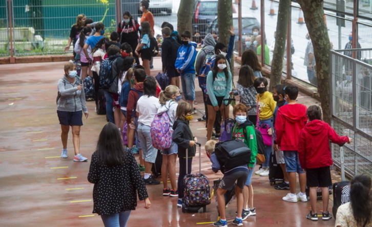 Niños y niñas se disponen a entrar a clase en un centro de Bilbo. (Luis Jauregialtzo / FOKU)