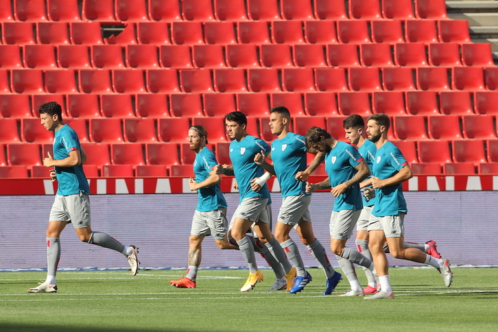 Vesga y Dani García durante el calentamiento con los titulares en Granada. (@AthleticClub)
