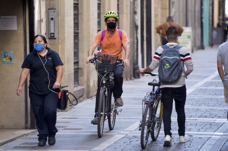 Personas con mascarillas en el centro de Iruñea. (Iñigo URIZ/FOKU)