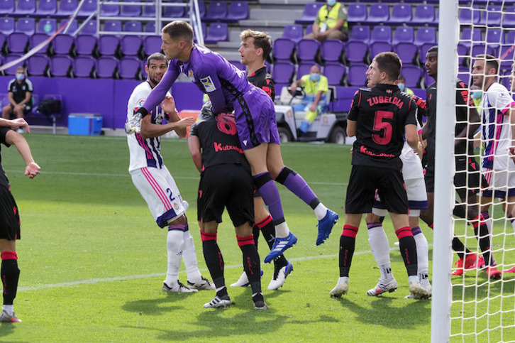 Alex Remiro despeja un balón frente al Valladolid. (Pablo REQUEJO/AGENCIA LOF)