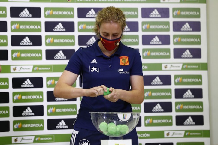 Mariasun Quiñones, concentrada con la selección española, ha sido una de las manos inocentes en el sorteo del calendario. (RFEF)