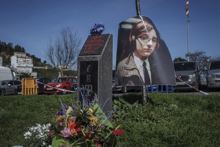 Ofrenda floral a Ekai Lersundi en su localidad, Ondarroa. (Aritz LOIOLA / FOKU)