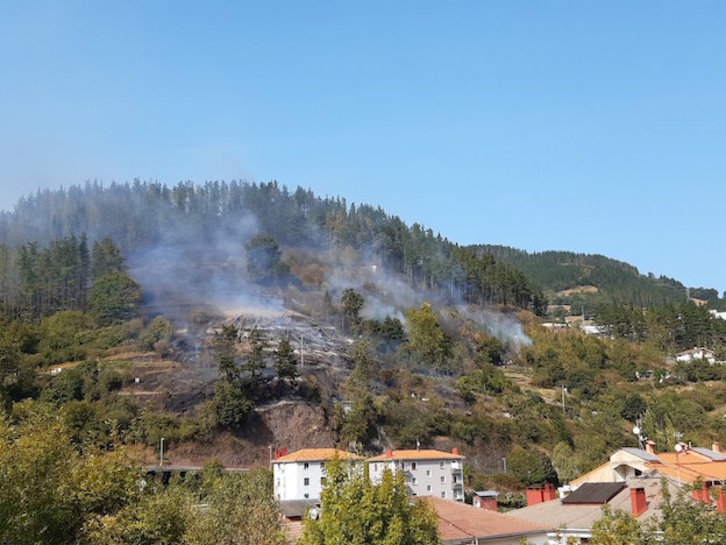 La ladera afectada por el incendio. (@SuhiltzaileGIP)