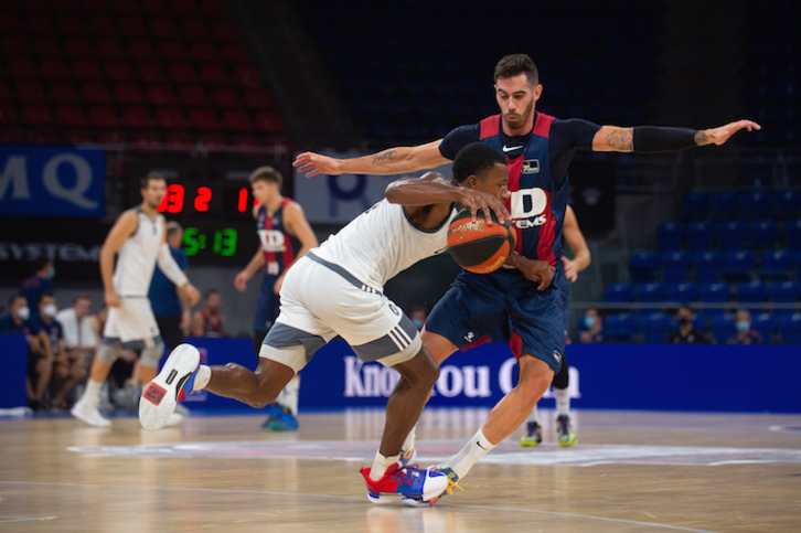 Vildoza intenta frenar a un rival del Pau Orthez. (SASKI BASKONIA)