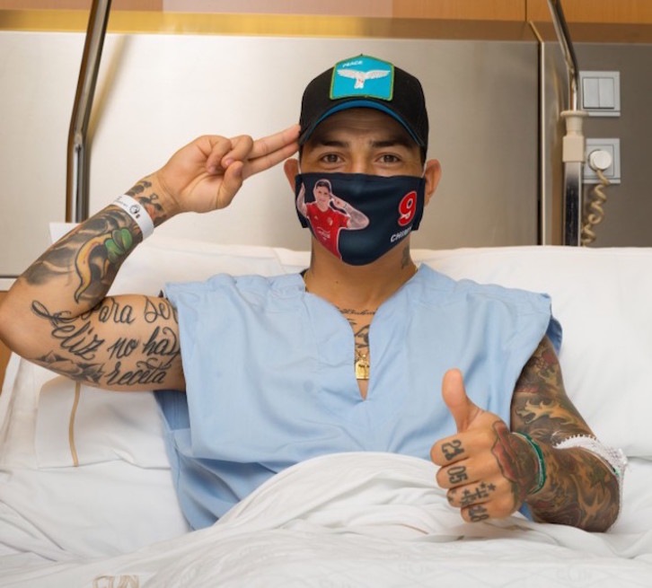 Chimy Ávila realiza su habitual gesto desde el hospital. (CA OSASUNA)