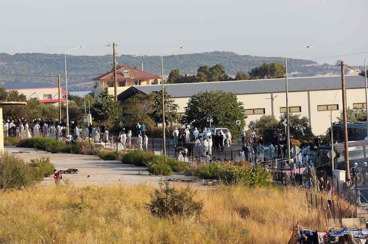Despliegue policial durante el traslado a Kará Tepé. (Manolis LAGOUTARIS/AFP)