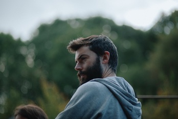 Imanol Rayo zinema zuzendaria, ‘Hil kanpaiak’ filmatze lanetan. (NAIZ)