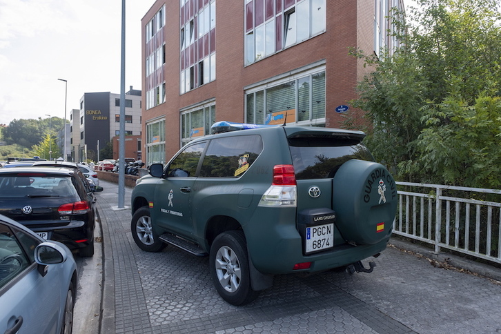 Despliegue de la Guardia Civil en la calle Portuetxe de Ibaeta, en Donostia. (Jon URBE/FOKU)