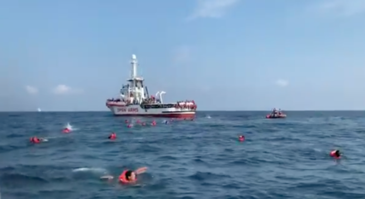 Los migrantes, en el agua. 