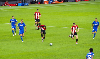 Partido entre Athletic y Sevilla disputado la temporada pasada en San Mamés. (Luis JAUREGIALTZO / FOKU)