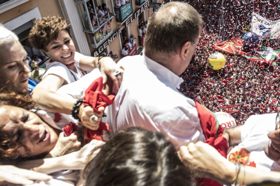 Gómez, agarrada por el cuello, para llevársela a rastras.