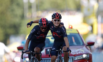 Michal Kwiatkowski y Richard Carapaz han llegado abrazados a la meta. (Stephane MAHE/AFP)