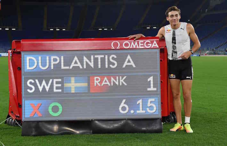 Duplantis posa en Roma con el nuevo récord mundial al aire libre. (Andreas SOLARO/AFP)
