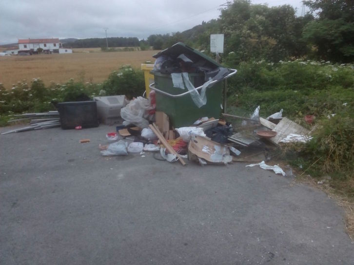 Basura fuera de un contenedor en Arratzua-Barrundia. (ARRATZUA-BARRUNDIAKO UDALA)