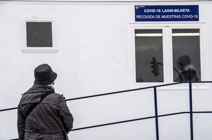 Recogida de muestras en Txagorritxu (Gasteiz). (Raúl BOGAJO | FOKU)