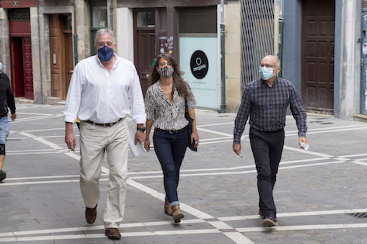 Asiron, Beloki y Abaurrea, poco antes de comparecer ante los medios para anunciar recurso a los autos judiciales sobre el forcejeo del txupinazo de 2019. (Iñigo URIZ/FOKU)