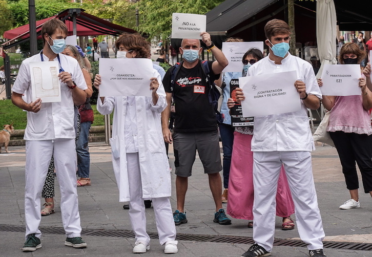 Osakidetza langileak, Bilboko osasun-etxeetako batean. (Marisol RAMIREZ/FOKU)