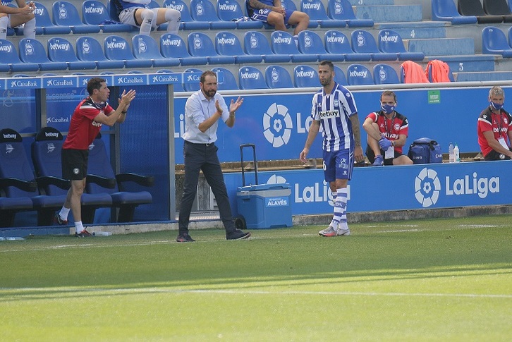 Pablo Machín anima a sus jugadores en el duelo frente al Betis disputado en Mendizorrotza. (LA OTRA FOTO)