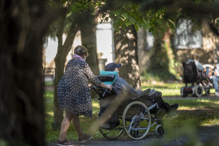 Usuarios de una residencia de Gasteiz. (Jaizki FONTANEDA/FOKU)
