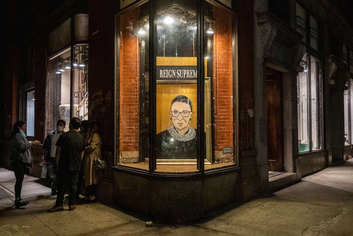 Retrato de la fallecida jueza Ruth Bade Ginsburg en un escaparate de Nueva York. (Jeena MOON/AFP)