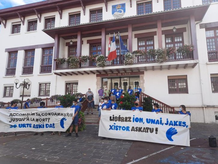 Participantes en la movilización en Hendaia. (@Maite_Ubiria)