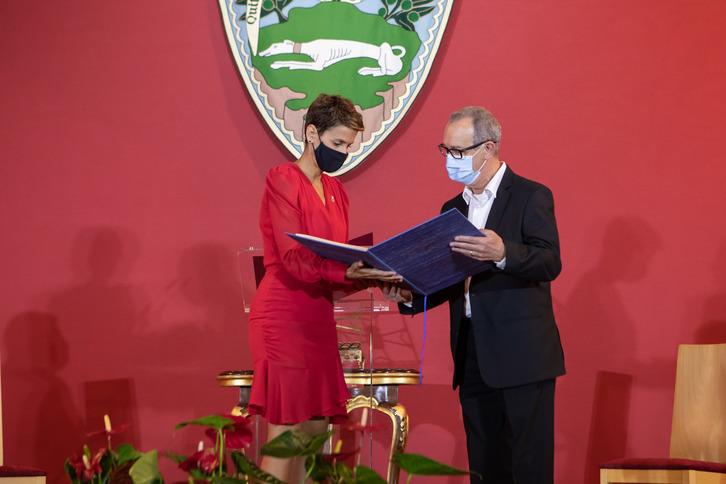 María Chivite junto a Carlos Cánovas en el acto de entrega del Premio Príncipe de Viana. (@gob_na)