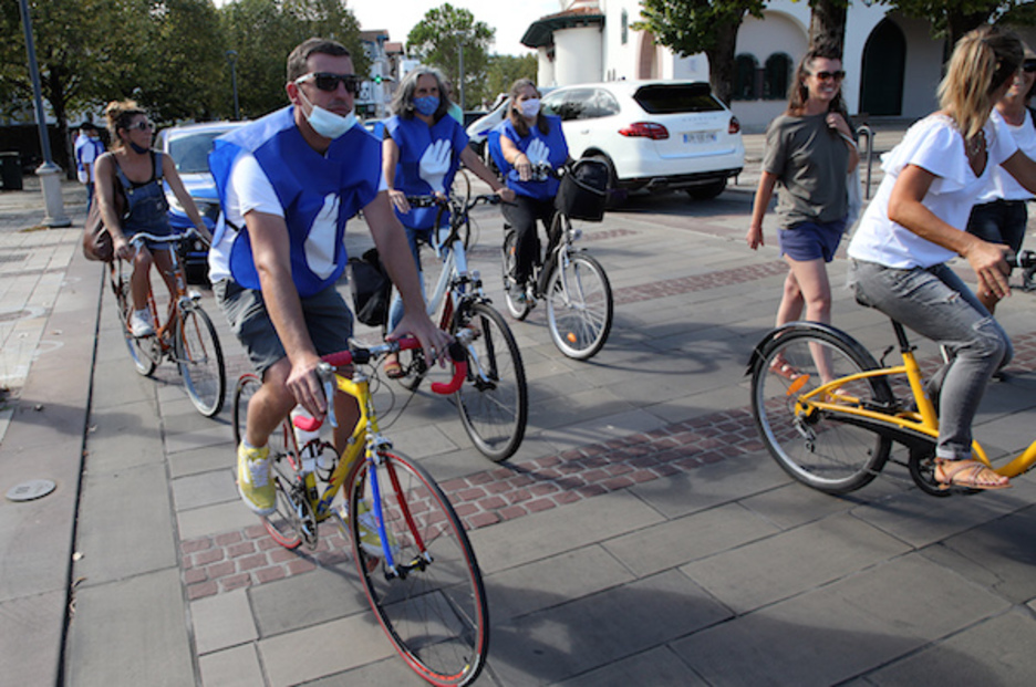 Certains manifestants se sont déplacés à vélo, comme ici à Anglet.  © Bob EDME