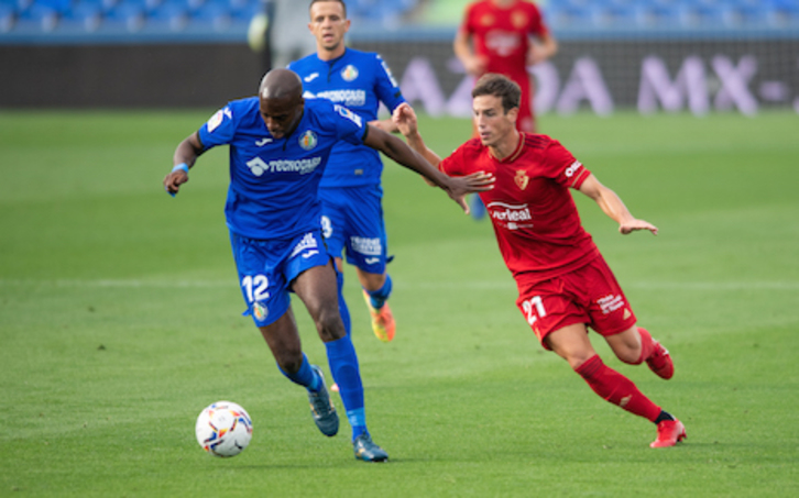 Iñigo Pérez trata de arrebatarle un balón a Nyom. (LA OTRA FOTO)
